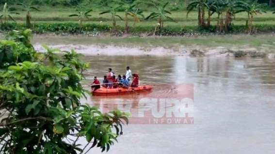 NDRF searching for woman who jumped in river Gomati NDRF searching for woman who jumped in river Gomati
